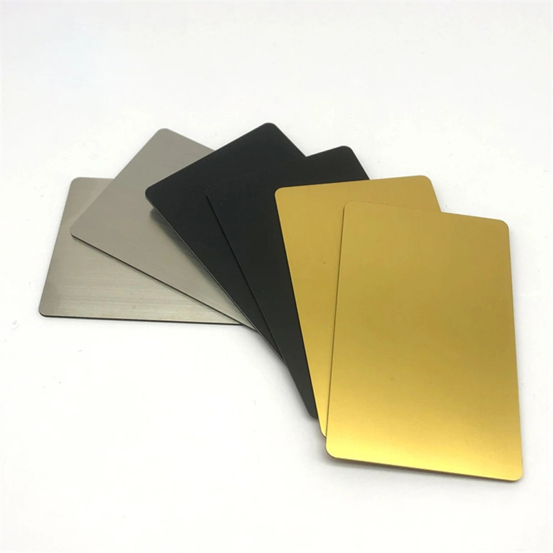 Blangko ang card ng pangalan ng metal